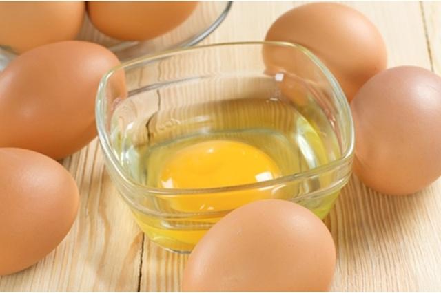 Nutrisi yang terkandung di dalam telur sangat baik untuk mengangkat sel kulit mati penyebab komedo/copyright Thinkstockphotos.com