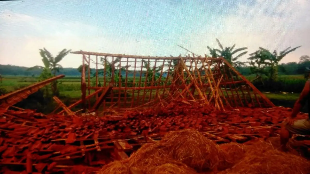 Penampakan rumah yang diterjang angin puting beliung di Kabupaten Blora, Jawa Tengah. (Liputan6.com/BPBD Blora/Ahmad Adirin)