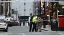 Polisi berjaga menyusul penemuan bom Perang Dunia II di kawasan Soho, London, Inggris, Senin (3/2/2020). Polisi menutup sejumlah jalan dekat lokasi penemuan bom yang merupakan kawasan sibuk di London tersebut. (Philip Toscano/PA via AP)