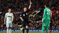 Sergio Romero mendapat kartu merah pada laga Manchester United melawan Derby County, Selasa (25/9/2018). (AFP/Paul Ellis)