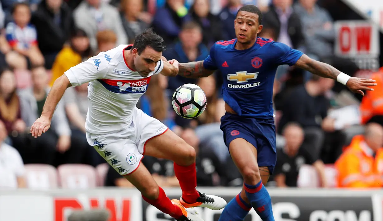 Pemain MU, Memphis Depay (kanan), berebut bola dengan pemain Wigan Athletic, Craig Morgan, dalam laga persahabatan di Stadion DW, Wigan, (16/7/2016). (Action Images via Reuters/Lee Smith)