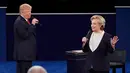 Capres dari Partai Republik, Donald Trump berdebat dengan lawannya Hillary Clinton dari partai Demokrat AS di Washington University, St Louis, AS, Minggu (9/10). Debat putaran kedua ini berlangsung dengan menyerang secara personal. (REUTERS/Jim Young)