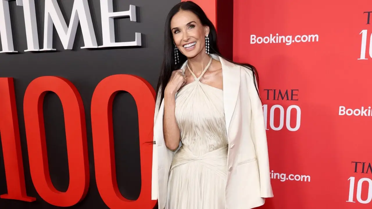 Gaya Demi Moore di Karpet Merah Gala TIME100, Memesona dengan Gelimang Perhiasan Berlian