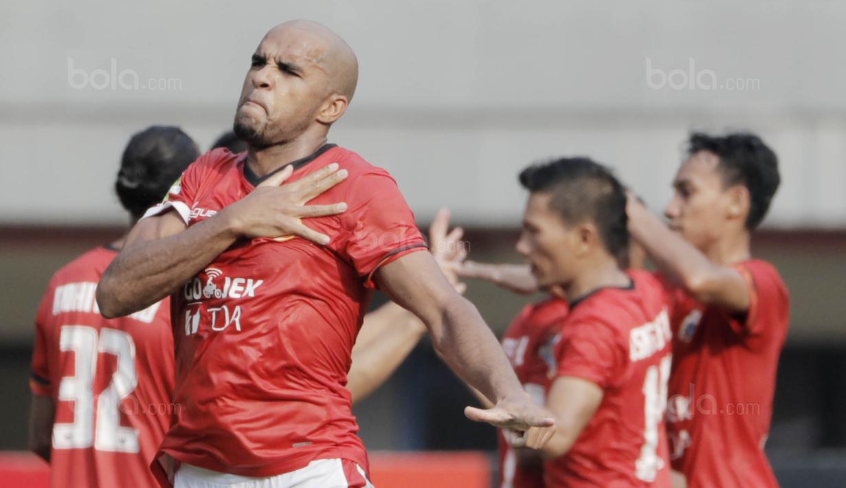 Striker Baru Persija, Reinaldo, melakukan selebrasi usai mencetak gol ke gawang Persiba pada laga Liga 1 di Stadion Patriot, Bekasi, Jumat  (12/8/2017). Persija menang 2-0 atas Persiba. (Bola.com/M Iqbal Ichsan)