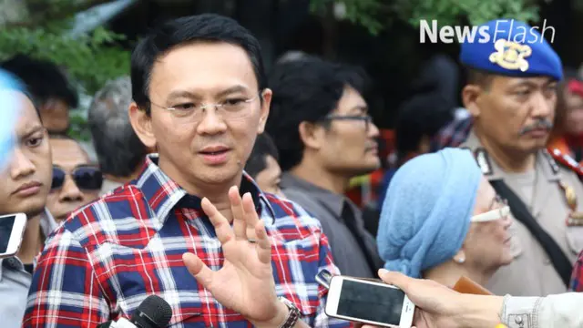 Empat fraksi DPR menggulirkan Hak Angket terkait sikap pemerintah yang tidak memberhentikan sementara Basuki Tjahaja Purnama atau Ahok dari jabatan Gubernur DKI Jakarta.