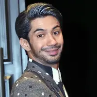 Dua kali ambil peran, Reza Rahadian sering disebut sebagai kembaran atau duplikat Pak Habibe.