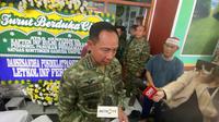 Panglima TNI Agus Subiyanto saat takziah ke rumah duka Kapten Zulmi. (Liputan6.com/ Didik Ripaldi)