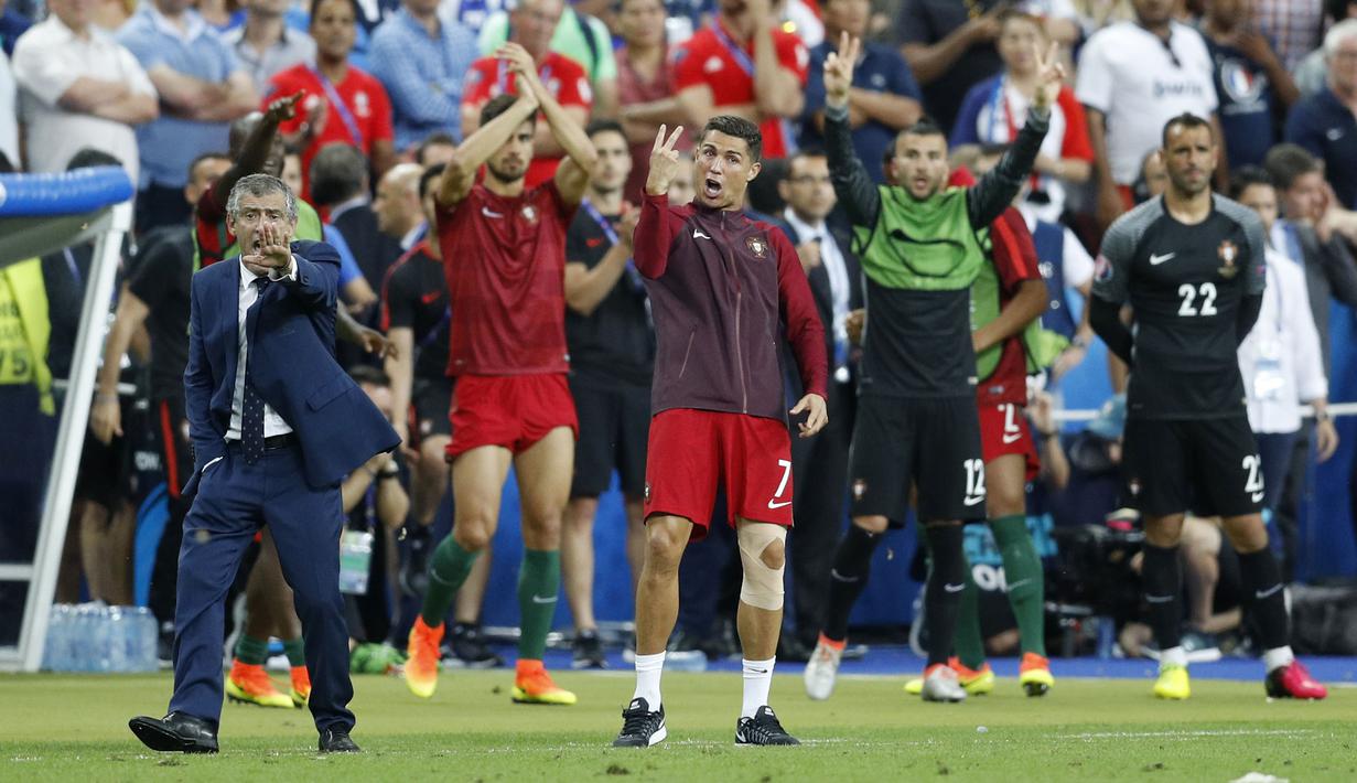 Cristiano Ronaldo dan pelatih Portugal, Fernando Santos saat beraksi dipinggir  lapangan pada Final Piala Eropa 2016 di Stade de France, Saint-Denis, Paris,(11/7/2016) dini hari WIB.   (REUTERS/Darren Staples)