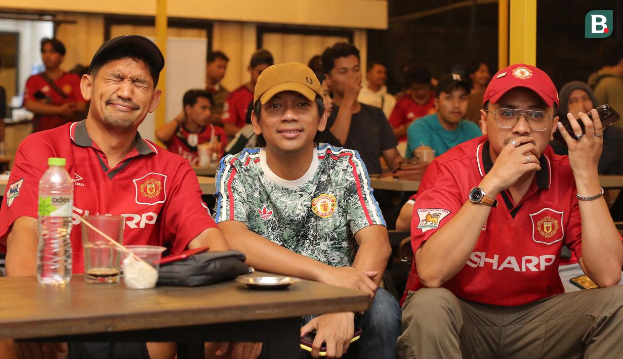 Ekspresi kecewa Ibnu Jamil, Rian d'Masiv, dan Mario Delano saat Roaring Night Liga Inggris antara Manchester City melawan Manchester United di Picth 98, Kemang, Jakarta, Minggu (03/03/2024) malam WIB. (Bola.com/Abdul Aziz)