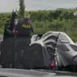 Seorang pria yang mengenakan kostum Batman dan mengendarai Batmobile ditilang polisi. (Youtube)