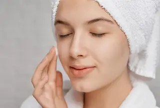 Menjaga hidrasi kulit di bulan puasa dengan beberapa cara mudah./copyright Freepik/artphotostudio