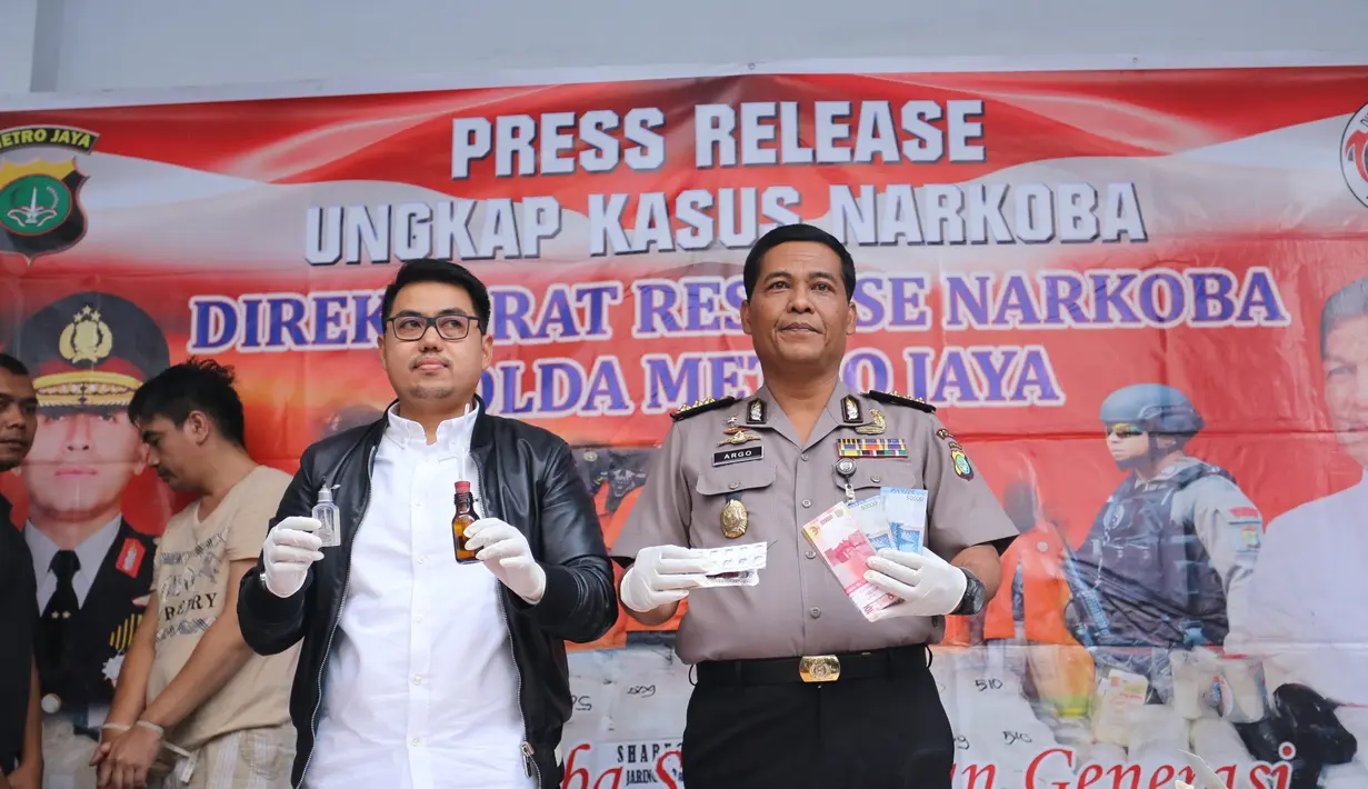 "Tersangka D sama P dapat uang yang dibayarkan pada P dari AL (DPO), Rp 25 juta pada P. P barangnya dari D tadi," ungkap Kabid Humas Polda Metro Jaya, Kombes Pol Argo Yuwono di Ditnarkoba Polda Metro Jaya, Selasa (18/7/2017). (Adrian Putra/Bintang.com)