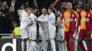 Bek Real Madrid, Sergio Ramos (keempat kiri) berselebrasi bersama rekan-rekannya setelah mencetak gol ke gawang Galatasaray pada pertandingan Grup A Liga Champions di stadion Santiago Bernabeu, Spanyol (6/11/2019). Madrid menang telak 6-0 atas Galatasaray. (AP Photo/Manu Fernandez)