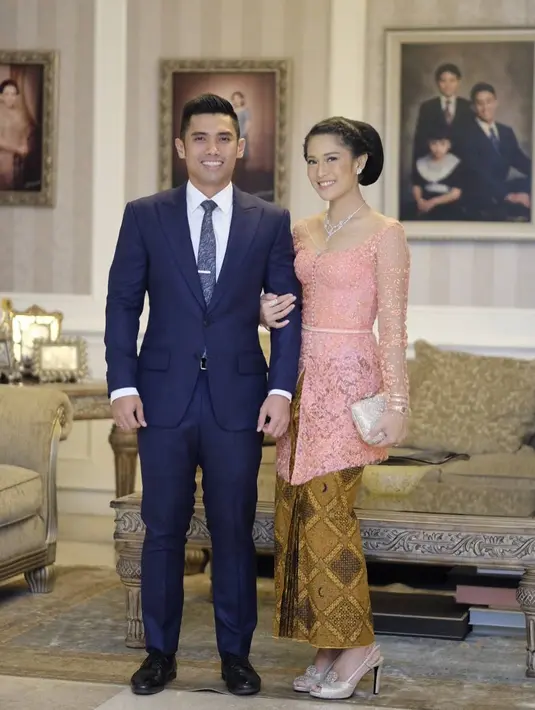 Cantiknya Indonesia banget kan? Wanita yang kental berdarah Jawa ini sangat anggun dan menawan dengan kebaya berwarna pink dan kain batiknya. Apalagi ia mengenakan sanggul adat Jawa seperti ini. (Instagram/therealdisastr)