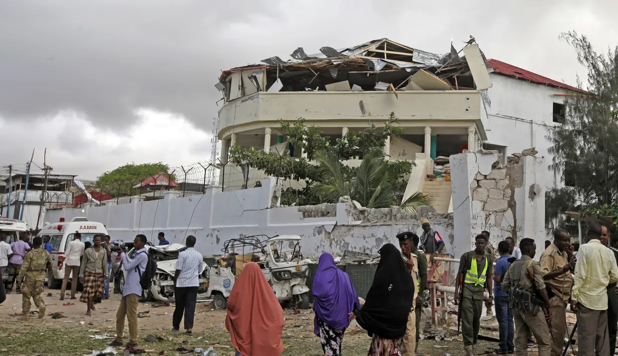 Serangan bom bunuh diri disusul aksi penyanderaan di sebuah hotel dan restoran itu menewaskan sedikitnya 19 orang dan melukai puluhan lainnya di Mogadishu, Somalia, Kamis (15/6). (AFP Photo)