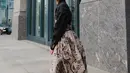 Maudy Ayunda terlihat elegan dengan heels hitam dan rambut ponytail [@maudyayunda]
