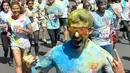 Ekspresi peserta yang seluruh tubuhnya penuh warna saat mengikuti Color Run di Kiev, Ukraina (4/6). Panitia mengklaim bahwa serbuk yang mereka gunakan aman untuk manusia. (AFP Photo/Sergei Supinsky)