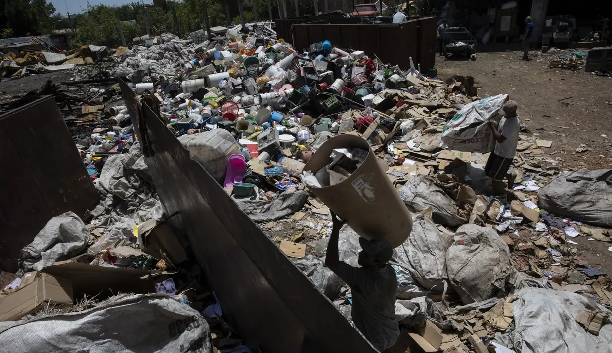 Orang-orang yang menjual barang daur ulang berkumpul di tempat pengumpulan di pinggiran kota Buenos Aires, Argentina, Selasa (14/12/2021). Menurut biro statistik nasional INDEC, angka kemiskinan mencapai 40,6 persen pada paruh pertama tahun 2021. (AP Photo/Rodrigo Abd)