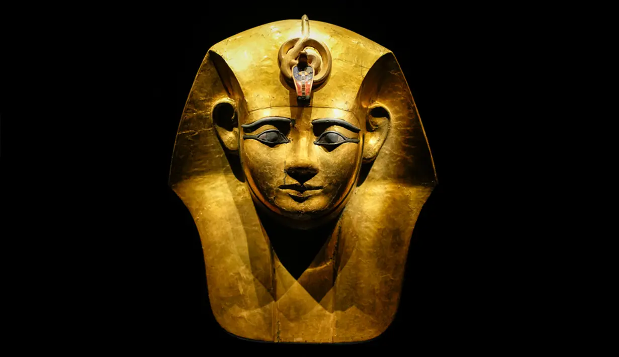 <p>Topeng emas Raja Amenemope yang menjadi bagian dari pameran bertajuk "Ramses &amp; the Gold of the Pharaohs" di Museum Australia, Sydney, Australia, Selasa (21/112023). Pameran tersebut menampilkan koleksi artefak termasuk sarkofagus, mumi hewan, perhiasan, topeng kerajaan, jimat, dan harta karun emas yang memamerkan karya pengrajin Mesir. (AP Photo/Mark Baker)</p>