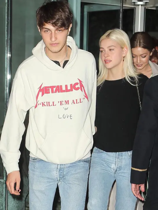 Hal tersebut pun membuat masyarakat berspekulasi bahwa hubungan Anwar dan Nicola sebenarnya sudah selesai. (instagram/anwarhadid)