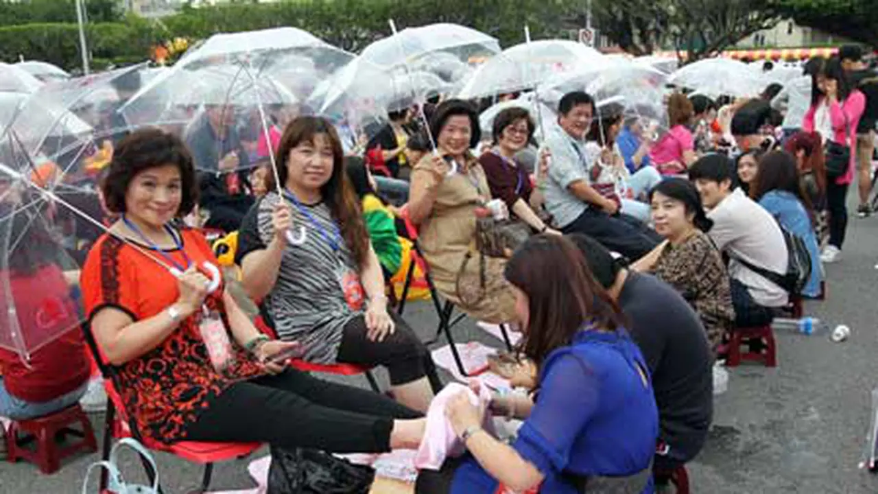 Ribuan Anak Muda Cuci Kaki Orang-tua di Taiwan
