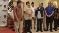 Ketum PAN Zulkifli Hasan berbincang dengan Ketum Partai Gerindra, Prabowo Subianto, Presiden PKS, Sohibul Iman saat keterangan pers untuk berkoalisi di Pilkada Serentak 2018 di Kantor PKS, Jakarta, Minggu (24/12). (Liputan6.com/Faizal Fanani)