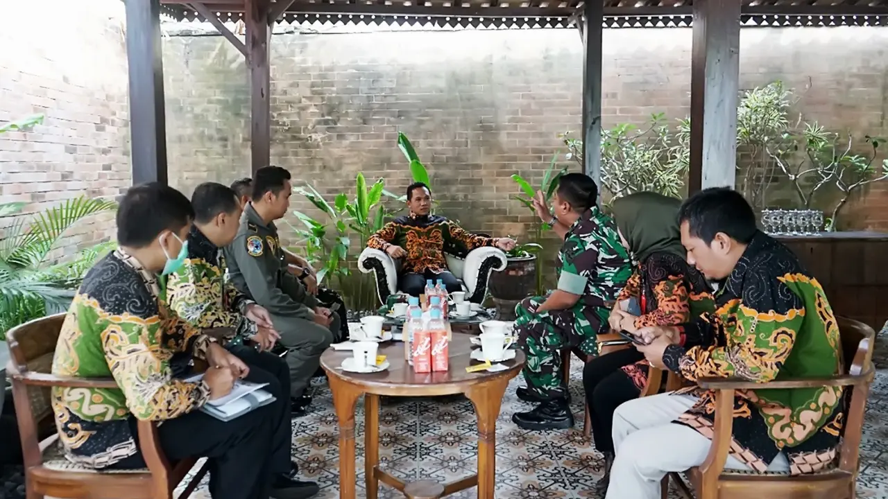 Bupati Lumajang Thoriqul Haq (tengah) menerima  Kadisops  Lanud Abd. Saleh  Letkol Penerbang Wisnu Aji Prabowo. (Istimewa)