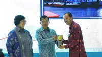 Wako Palembang Harnojoyo menerima piala Adipura dari Wakil Presiden Jusuf Kalla didampingi Menteri LHK Siti Nurbaya (Dok. Humas Pemkot Palembang / Nefri Inge)