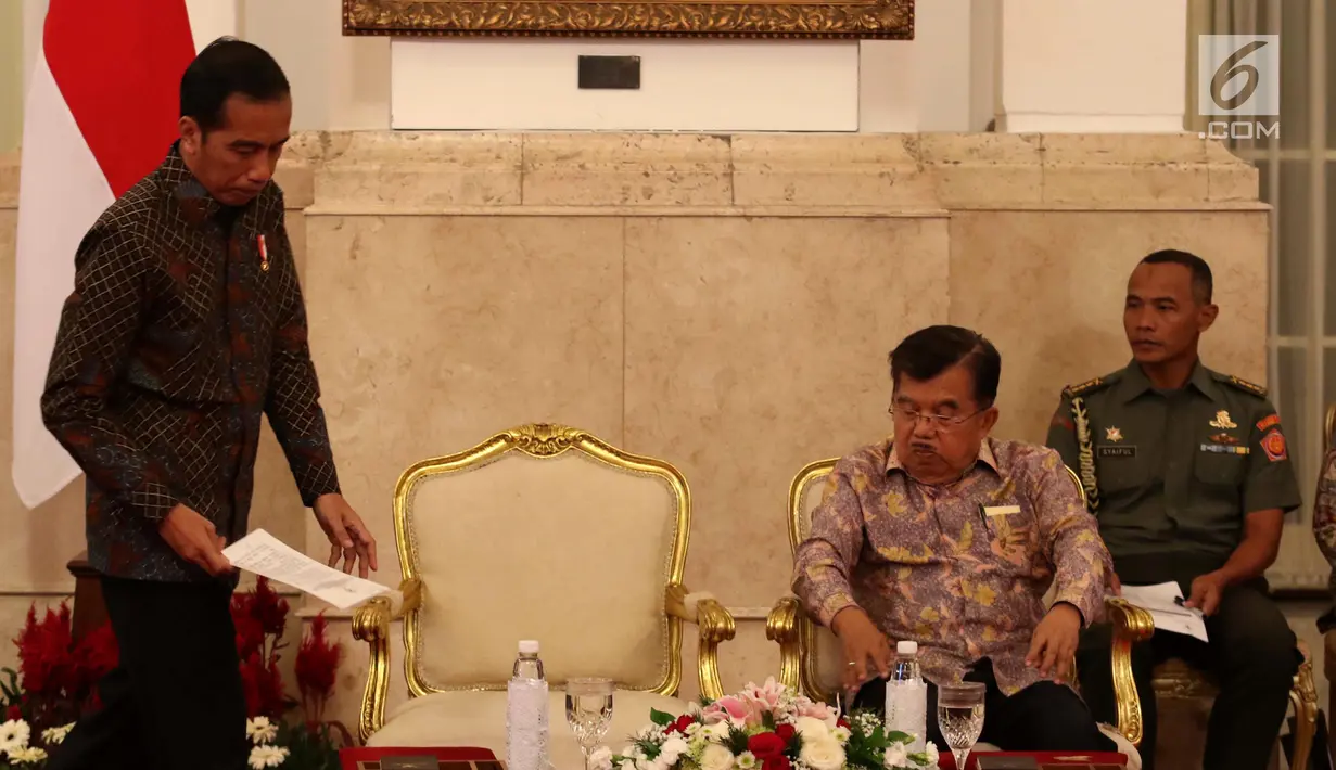 Presiden Joko Widodo atau Jokowi (kiri) didampingi Wakil Presiden Jusuf Kalla usai memberi arahan dalam Sidang Kabinet Paripurna di Istana Negara, Jakarta, Senin (9/4). Sidang Kabinet Paripurna membahas dua hal. (Liputan6.com/Angga Yuniar)