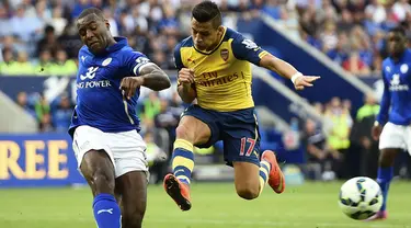 Bek Leicester City, Wes Morgan (kiri), menghalangi pergerakan penyerang Arsenal, Alexis Sanchez, di Stadion King Power, (31/8/2014). (REUTERS/Dylan Martinez)