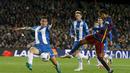 Pemain Barcelona, Neymar melakukan tembakan saat dihadang pemain Espanyol, Enzo Roco pada laga 16 besar Copa del Rey di Stadion Camp Nou, Barcelona, Kamis (7/1/2016) dini hari WIB.  (REUTERS/Albert Gea)