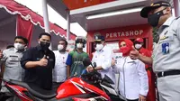 Menhub Budi Karya Sumadi bersama Menteri BUMN Erick Thohir didampingi oleh Dirut Pertamina Nicke Widyawati melakukan pengisian secara simbolis BBM Jenis Pertamax ke Kendaraan roda dua milik warga saat Peninjauan ke Pertashop 4P.58304 di Kapuan, Cepu, Blora, Jawa Tengah pada Minggu (22/8/2021).