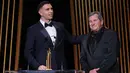 Kiper Aston Villa dan Timnas Argentina, Emiliano Martinez (kiri) menerima penghargaan kiper terbaik dunia Yachine Trophy pada acara penganugerahan Ballon d'Or 2023 yang digelar di Theatre du Chatelet, Paris, Selasa (31/10/2023) dini hari WIB. (FRANCK FIFE / AFP)