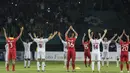 Pemain Indonesia dan Palestina melakukan viking clap pada laga Asian Games di Stadion Patriot, Jawa Barat, Rabu (15/8/2018). Indonesia takluk 1-2 dari Palestina. (Bola.com/Vitalis Yogi Trisna)