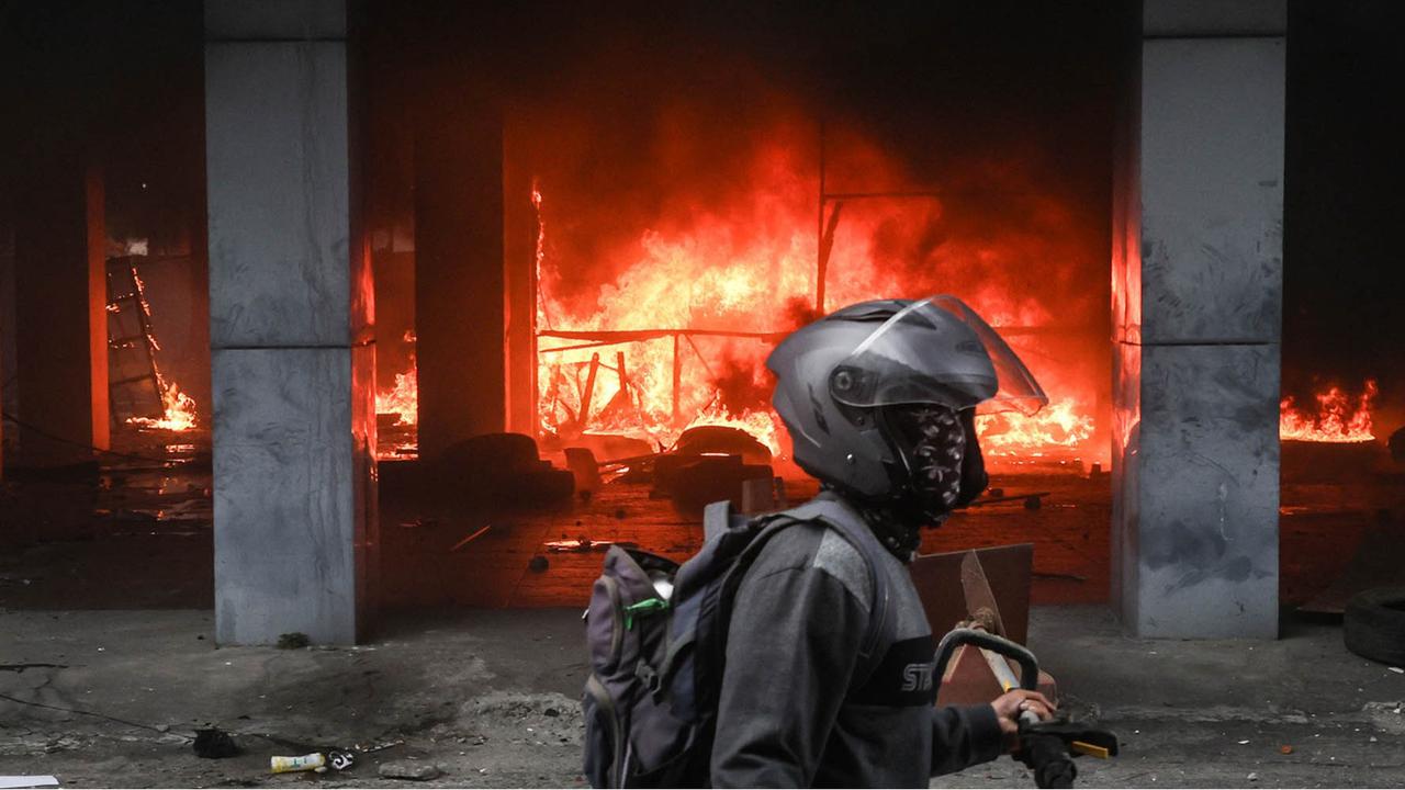 FOTO:  Gelombang Demo Meluas,  Gedung DPRD  di Lombok Dibakar & 22 Demonstran Ditangkap di Bali