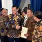 Menteri ATR/BPN Agus Harimurti Yudhoyono menyerahkan 136 Sertipikat Tanah Elektronik bagi masyarakat dan pemerintah daerah (Pemda) se-Jawa Barat, di Gedung Sate, Bandung. (Photo dok. Kementerian ATR/BPN)