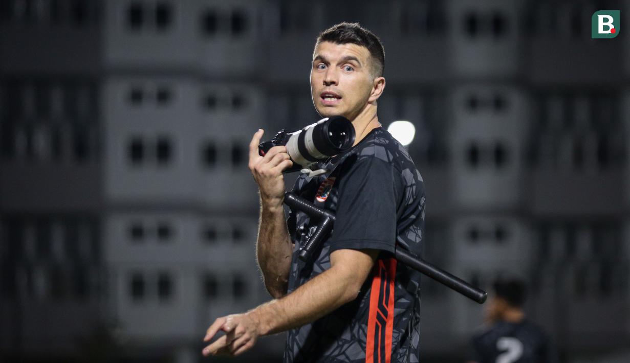 Ekspresi pemain Persija Jakarta, Ondrej Kudela saat menunjukkan kemampuan memotretnya ketika sesi latihan menjelang laga terakhir BRI Liga 1 2022/2023 di lapangan latih Jakarta International Stadium (JIS), Kamis (13/04/2023). Macan Kemayoran akan menjamu PSS Sleman di Stadion Utama Gelora Bung Karno (SUGBK) pada Sabtu (15/04/2023). (Bola.com/Bagaskara Lazuardi)