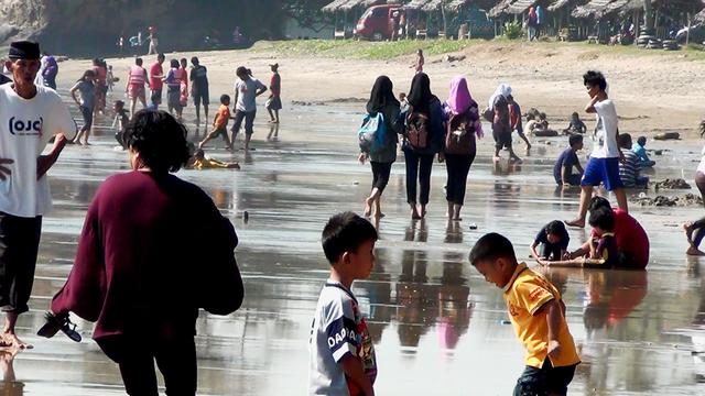 Disengat Ikan Lepoh Di Pantai Carita Warga Padati Puskesmas
