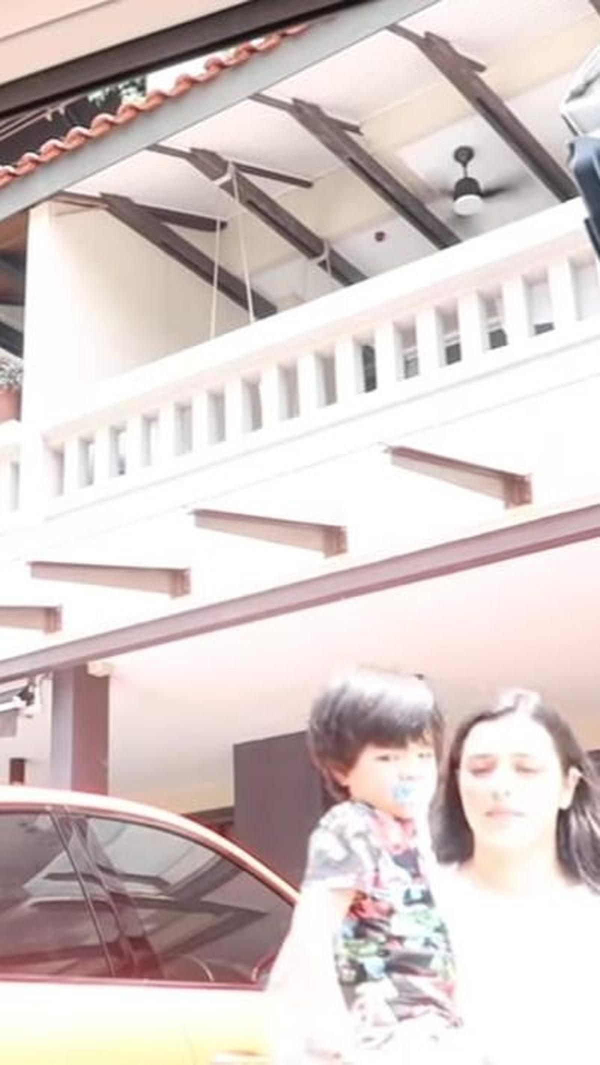 Terlihat rumah mewah Engku Emran bernuansa putih.

(foto :youtube.com/athisha khan)