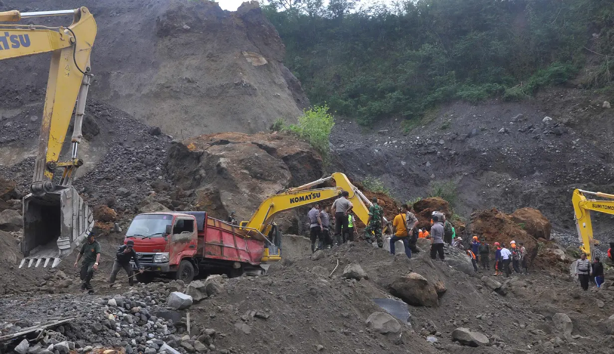 Suasana pencarian korban tanah longsor di Magelang, Senin (18/12). Menurut pejabat setempat, delapan penambang tewas akibat longsor di lereng gunung berapi di pulau Jawa. (AFP Photo)