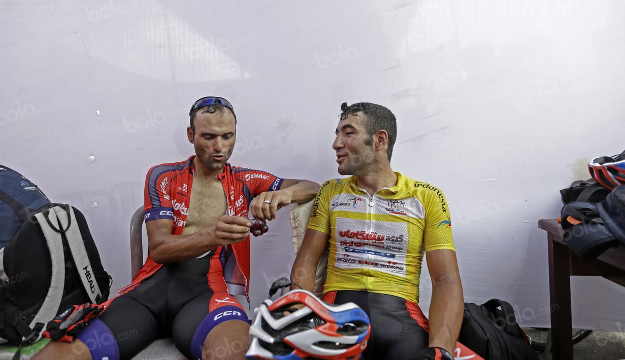 Pebalap Iran, Amir Kohladouz dan rekannya tengah menyantap anggur usai  balapan Tour de Singkarak 2016 di Dharmasraya, Sumatera Barat, (12/8/2016). (Bola.com/Nicklas Hanoatubun)