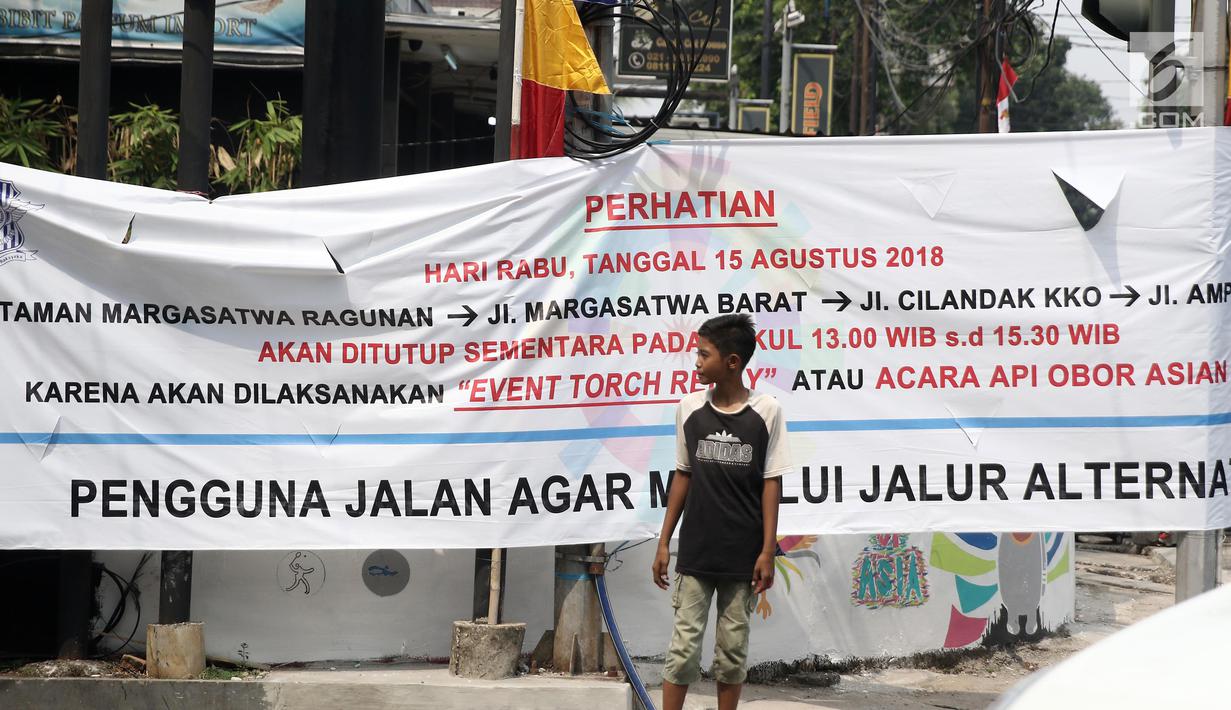 Seorang bocah menyeberang di Jalan Ampera, Jakarta, Selasa (7/8). Jalan Taman Margasatwa Ragunan, Margasatwa Barat, Cilandak KKO, dan Ampera akan ditutup saat pelaksanaan Api Obor Asian Games 2018 pada 15 Agustus mendatang. (Liputan6.com/Herman Zakharia)