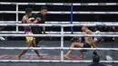 Kkasam berhasil menjatuhkan Weerian saat bertarung dalam partai utama BYON Madness 2025 di Stadion 6 Emtek City, Jakarta Barat, Sabtu (30/8/2025). (Bola.com/M Iqbal Ichsan)