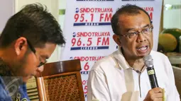 Juru Bicara Kemenpora, Gatot S. Dewabroto ketika menjadi pembicara dalam diskusi "Alangkah Lucunya Sepak Bola Kita" di Jakarta, Sabtu (27/2). Kemenpora mengaku serius ingin mencabut pembekuan terhadap PSSI. (Liputan6.com/Yoppy Renato)