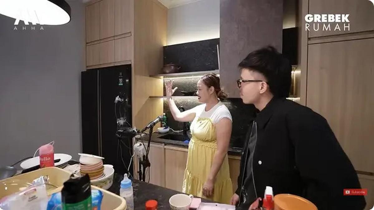 9 Potret Sudut Rumah Mewah Pinkan Mambo, Perlihatkan Dapur Bikin Donat Viral