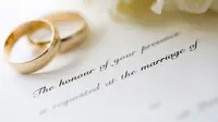 Ada beberapa hal yang wajib Anda pikirkan sebelum mulai menyebarkan undangan pernikahan Anda. (Foto: Bridestory.com)