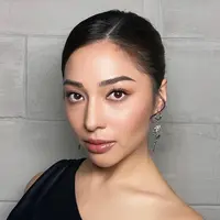 Dengan sentuhan complexion flawless, riasan ini menonjolkan kecantikan alami Nikita tanpa terlihat berlebihan. [@angelikasmara].