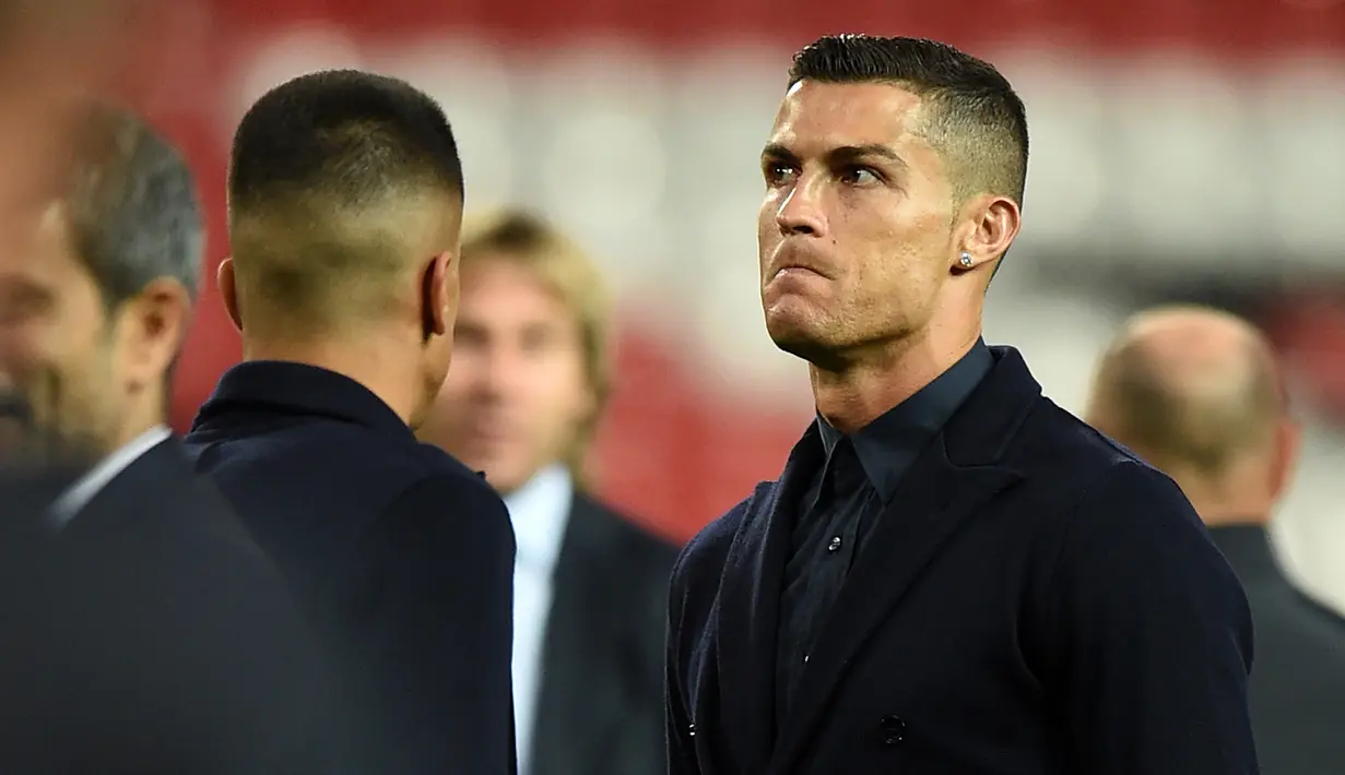 Striker Juventus, Cristiano Ronaldo berada di dalam stadion Old Trafford jelang bertanding melawan Manchester United pada grup H Liga Champions, Inggris (22/10). Juventus berada di posisi pertama di grup tersebut. (AFP Photo/Oli Scarff)