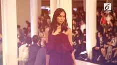 4 desainer terpilih Byo, Eri, Natalia Koantoro, dan Wilsen Willim memamerkan koleksi busananya di Runway Hits Fashion Nation
