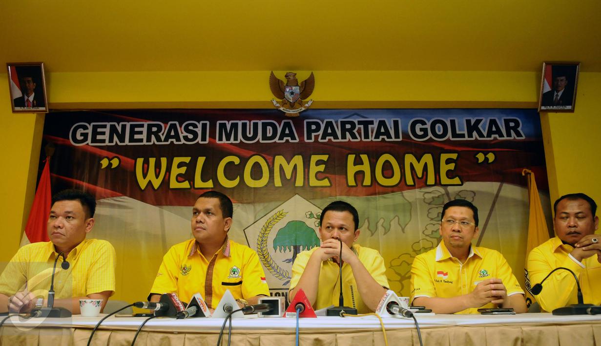 Sejumlah fungsionaris Generasi Muda Partai Golkar mendengarkan pertanyaan usai memberi keterangan, Jakarta, Jumat (29/1/2016). GMPG mengapresiasi putusan Menkumham yang memberi kepastian legal standing DPP Partai Golkar. (Liputan6.com/Helmi Fithriansyah)